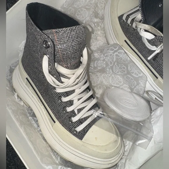 🛍️ High-Top Gray and White Platform Sneakers - Picture 5 of 8